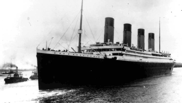 Das große Vorbild bei seiner Jungfernfahrt, am 10. April 1912 im Hafen von Southampton.
