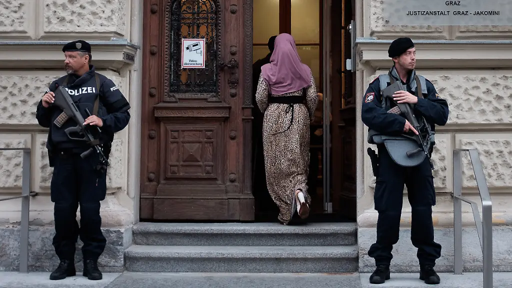 eaec3957bf1e41b65f5d28391f21a26f