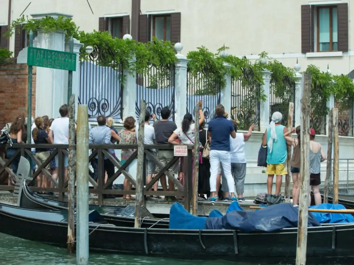 Ana-Ivanovic-und-Bastian-Schweinsteiger-schippern-am-Dienstag-nach-der-Eheschliessung-auf-dem-Canal-Grande