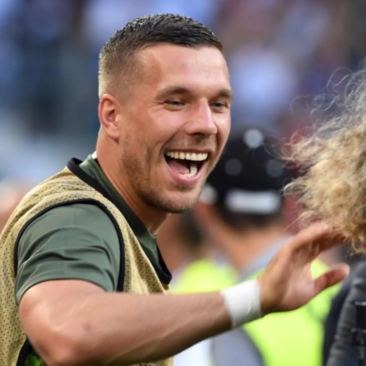 Lukas-Podolski-zeigt-die-schoensten-Trophaeen-der-Welt