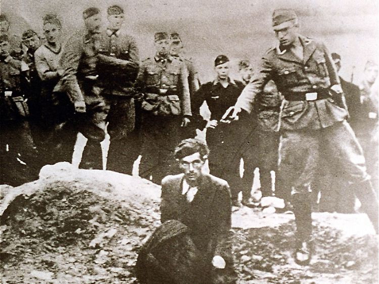 Auch Wehrmachtssoldaten beteiligten sich an den Erschießungen.