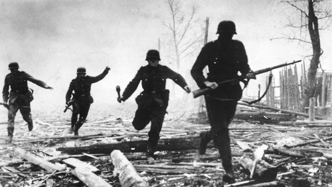 ... und zu dem Krieg, den er seit den 1920 er Jahren geplant hat: den Vernichtungskrieg gegen die Sowjetunion.