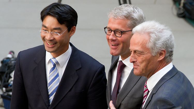 FDP-Chef Rösler (l.) stellte am Montag zusammen mit den Ministern Ramsauer (r.) und Röttgen das Energiekonzept vor.