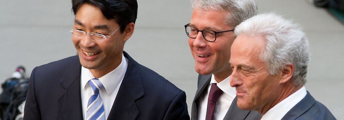 FDP-Chef Rösler (l.) stellte am Montag zusammen mit den Ministern Ramsauer (r.) und Röttgen das Energiekonzept vor.