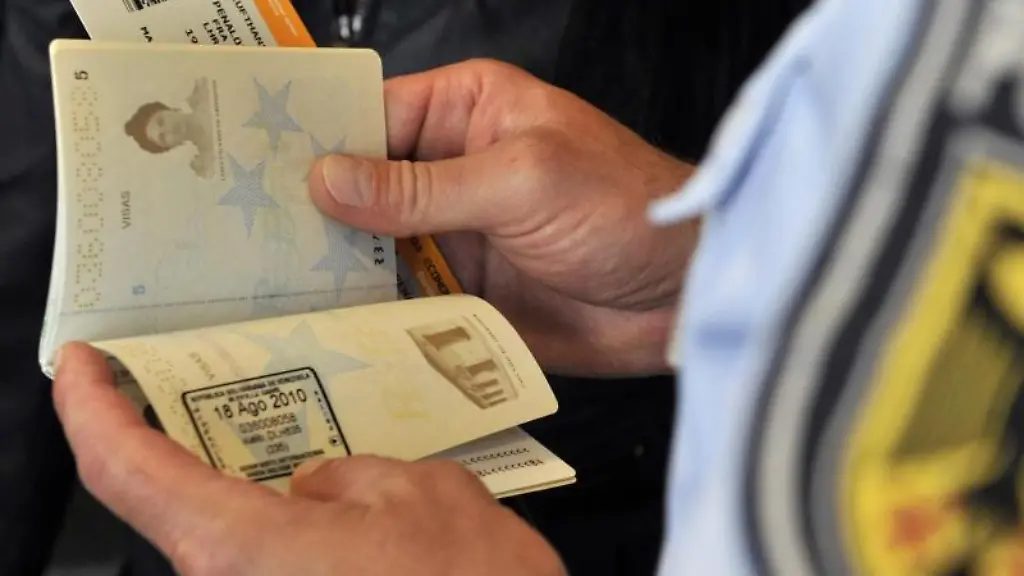 Sichten-Grenzbeamte-am-Flughafen-Ausweisdokumente-achten-sie-auf-Gueltigkeit-und-Faelschungsmerkmale-Bei-Drittstaatlern-klaeren-sie-noch-weitere-Fragen