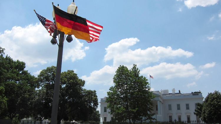 Die deutsche Fahne weht vor dem Weißen Haus.