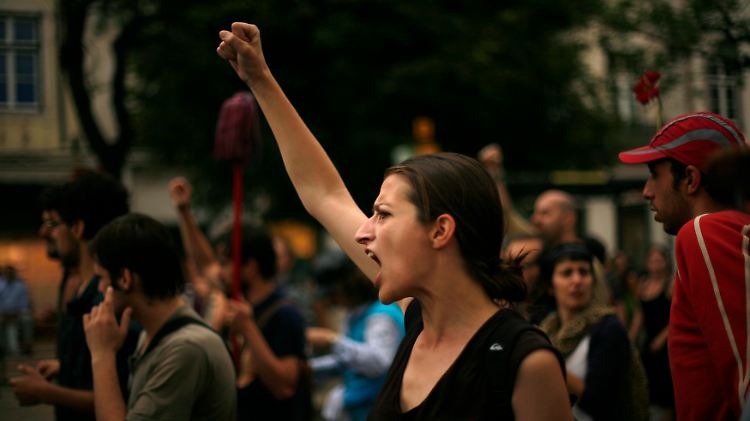 "Ein unabänderliches Gebot" für Politik und Notenbank: Sparen und Privatisieren. Weite Teile der Bevölkerung lehnen die Einschnitte ab.