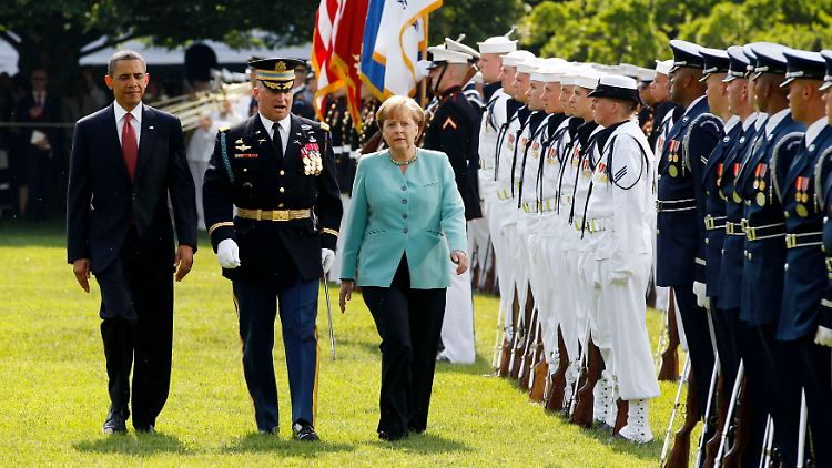 Salut, militärische Ehren, beide Nationalhymnen: Merkel ist kein Staatsoberhaupt, wird aber von Obama so empfangen.