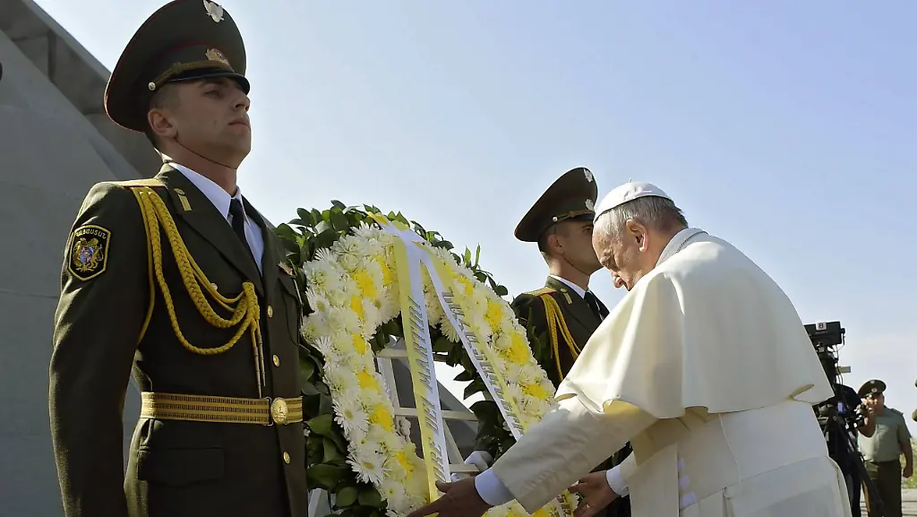 Nach-der-Kranzniederlegung-und-einem-Gebet-fuer-die-Opfer-besucht-Papst-Franziskus-Nachfahren-von-Ueberlebenden-des-Massakers