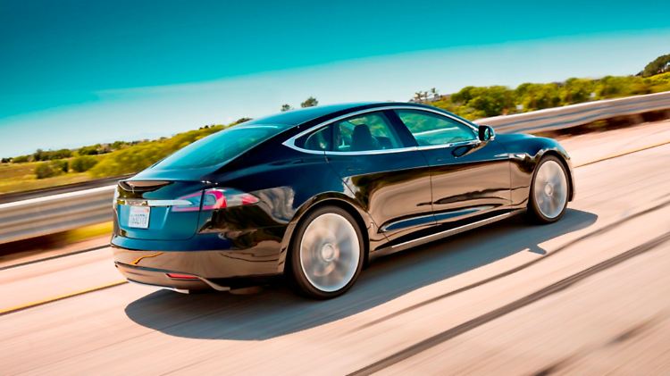 Aus dieser Perspektive erinnert der Tesla S ein wenig an einen Jaguar XF.