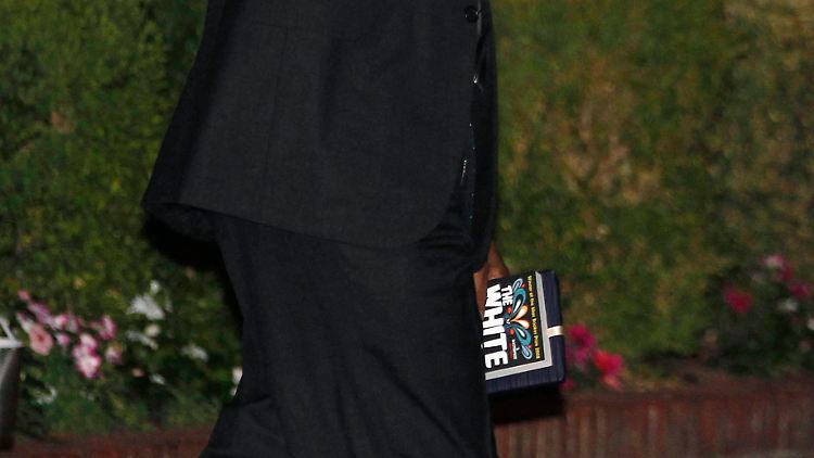 Obama vor dem Restaurant: In seiner Hand das Buch "Der Weiße Tiger".