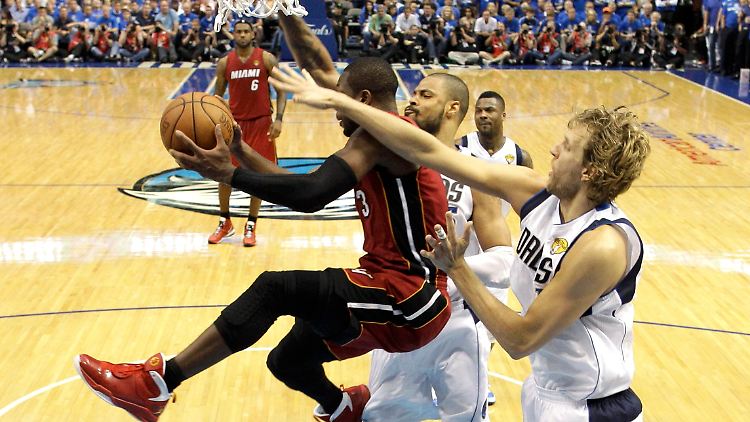 Mit vereinten Kräften ringen die Mavericks die Miami Heat um Superstar Dwyane Wade nieder. 