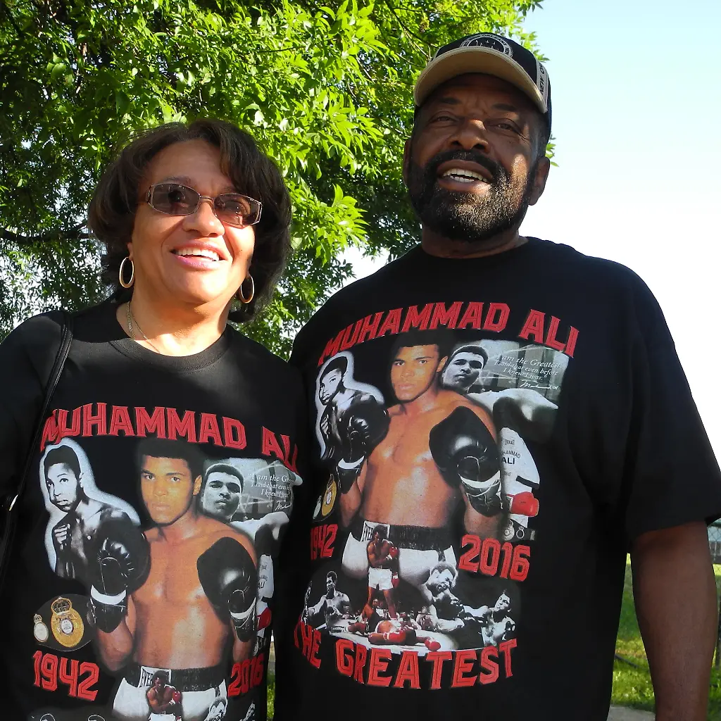 Ali-Fans-Lee-Marshall-r-und-seine-Frau-Renee-l-tragen-bedruckte-T-Shirts-ihres-Idols