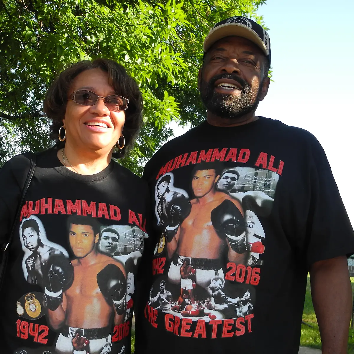 Ali-Fans-Lee-Marshall-r-und-seine-Frau-Renee-l-tragen-bedruckte-T-Shirts-ihres-Idols