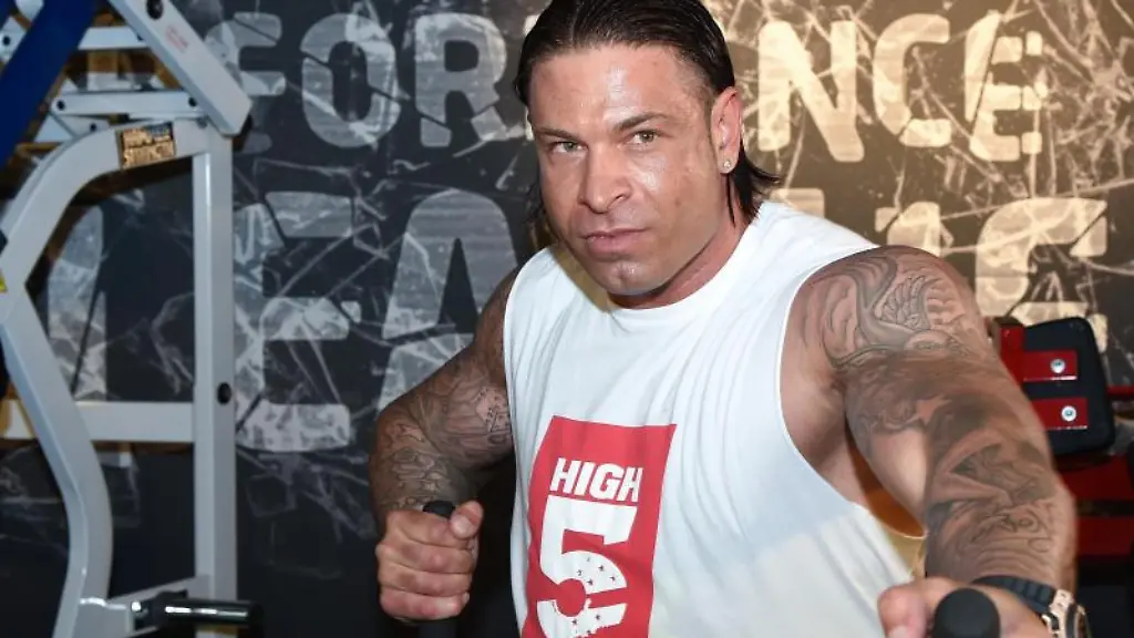 Tim-Wiese-zieht-es-in-den-Wrestling-Ring