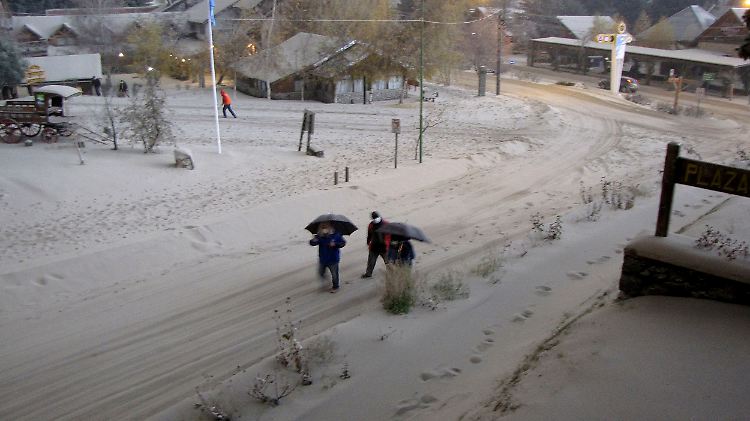 Wie eine Winterlandschaft präsentiert sich die von Vulkanasche bedeckte Gegend rund um den Vulkan Puyehue.
