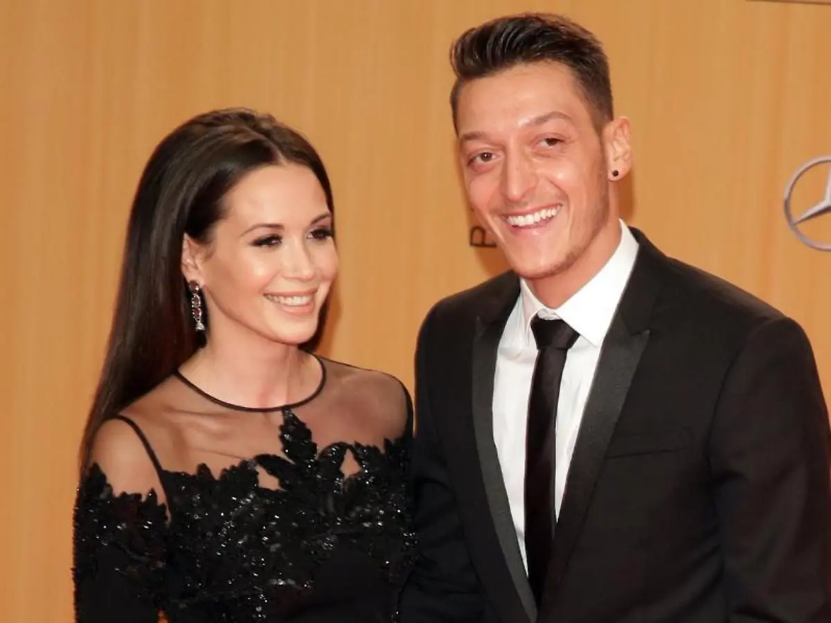 Fussballprofi-Lukas-Podolski-r-und-seine-Frau-Monika-freuen-sich-ueber-Nachwuchs