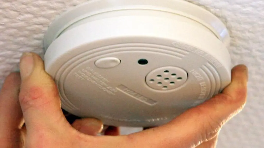 Ein-Mieter-muss-den-Einbau-eines-Rauchmelders-unabhaengig-von-Marke-und-Hersteller-hinnehmen-Alles-dies-entscheidet-der-Vermieter-mit-Blick-auf-die-Einheitlichkeit-und-der-damit-verbundenen-hoeheren-Sicherheit