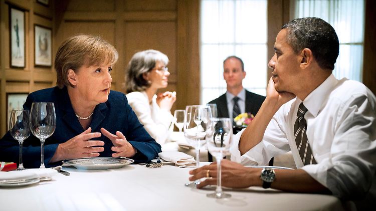 Lernen von Deutschland? Bei einem privaten Dinner anlässlich der Verleihung der US-Freiheitsmedaille lauscht US-Präsident Obama Bundeskanzlerin Merkel. 