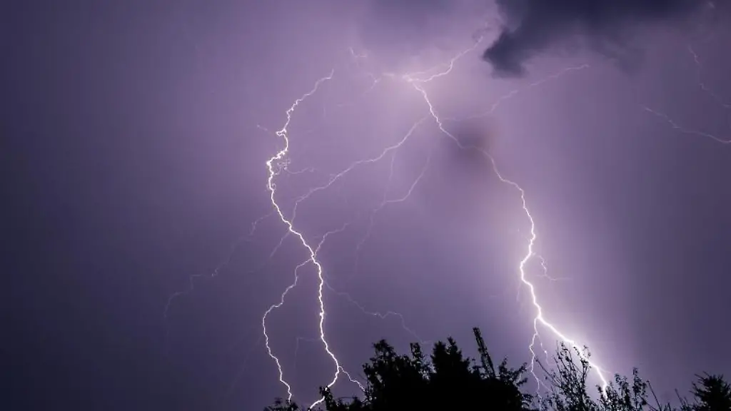Wenn-es-blitzt-und-donnert-hocken-sich-Menschen-sie-sich-im-Freien-aufhalten-am-besten-in-eine-Mulde