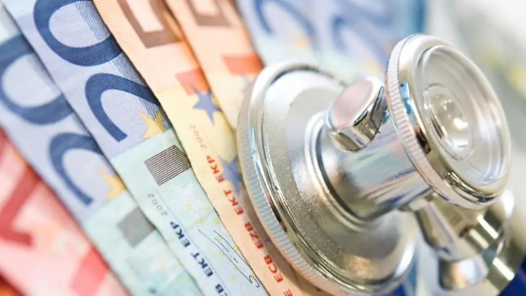 Teure-Krankenversicherung-Vor-allem-aeltere-Privatversicherte-wechseln-offenbar-immer-haeufiger-in-guenstigere-Basis-und-Standardtarife