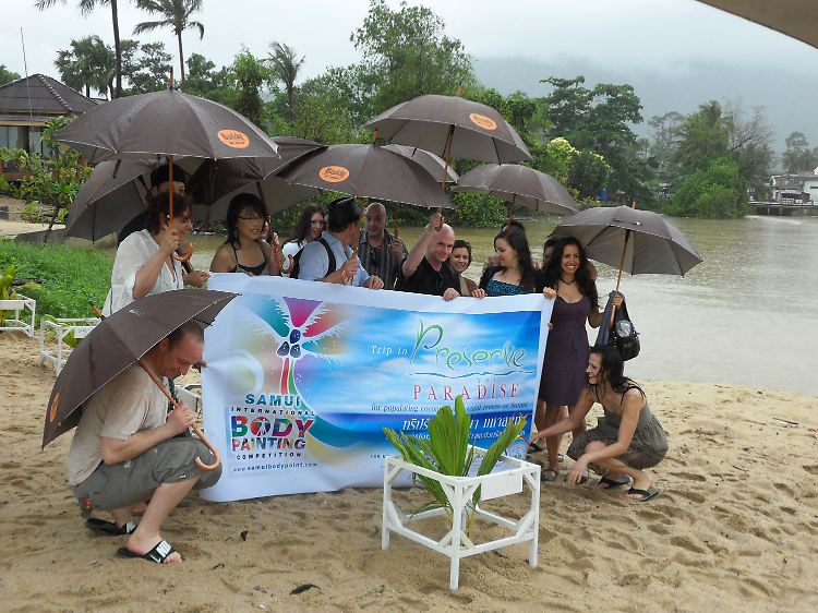 Auch die Teilnehmer eines Body-Painting Wettbewerbs auf Koh Samui beteiligten sich im März 2011 an der Aktion.