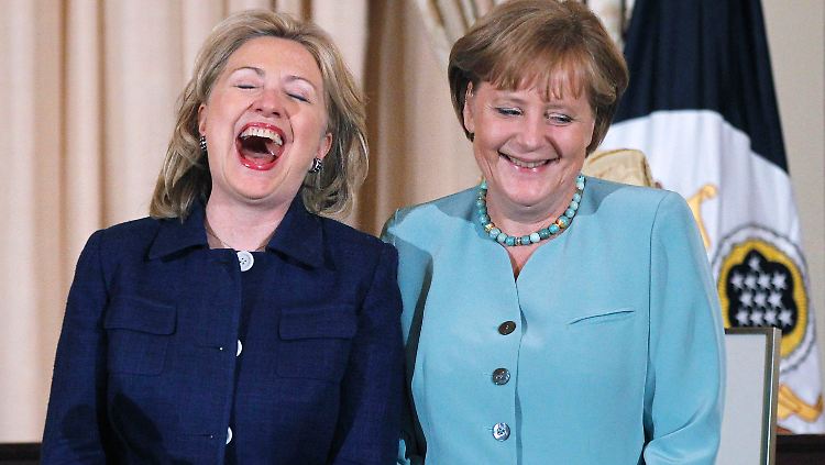 Löst Hillary Clinton Merkel bald als mächtigste Frau ab? Beide trafen sich unter anderem 2011 bei einem Essen im US-Außenministerium.