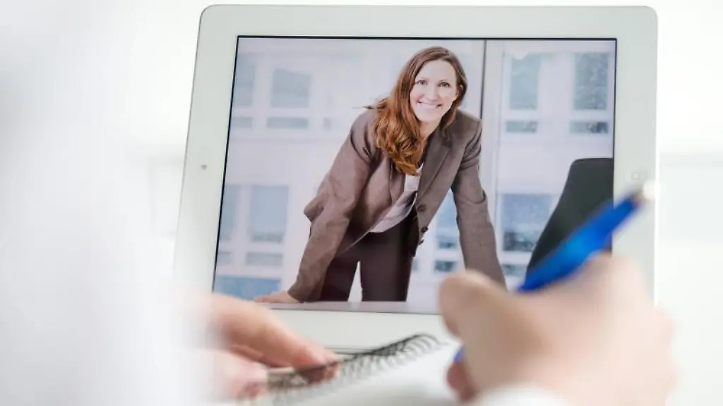 Was-fuer-Juengere-oft-normal-ist-sorgt-bei-aelteren-Bewerbern-gar-nicht-so-selten-fuer-einen-erhoehten-Puls-Wichtig-ist-bei-den-sich-aendernden-Bewerbungsprozessen-auf-dem-Laufenden-zu-bleiben