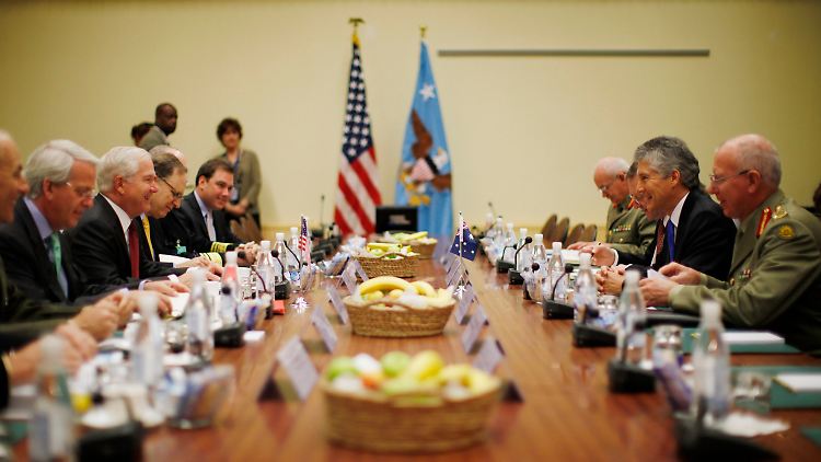 US-Verteidigungsminister Robert Gates trifft sich am Rande des NATO-Gipfels mit seinem australischen Kollegen Stephen Smith.