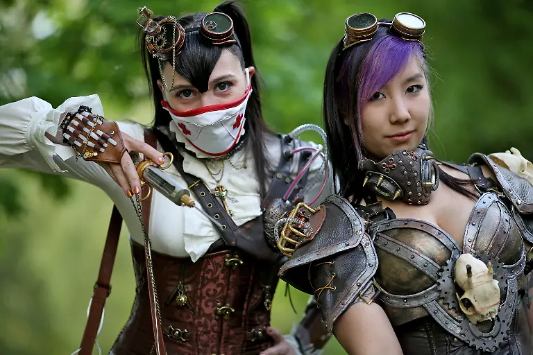 Carolin-l-und-Silvia-posieren-als-Steampunks