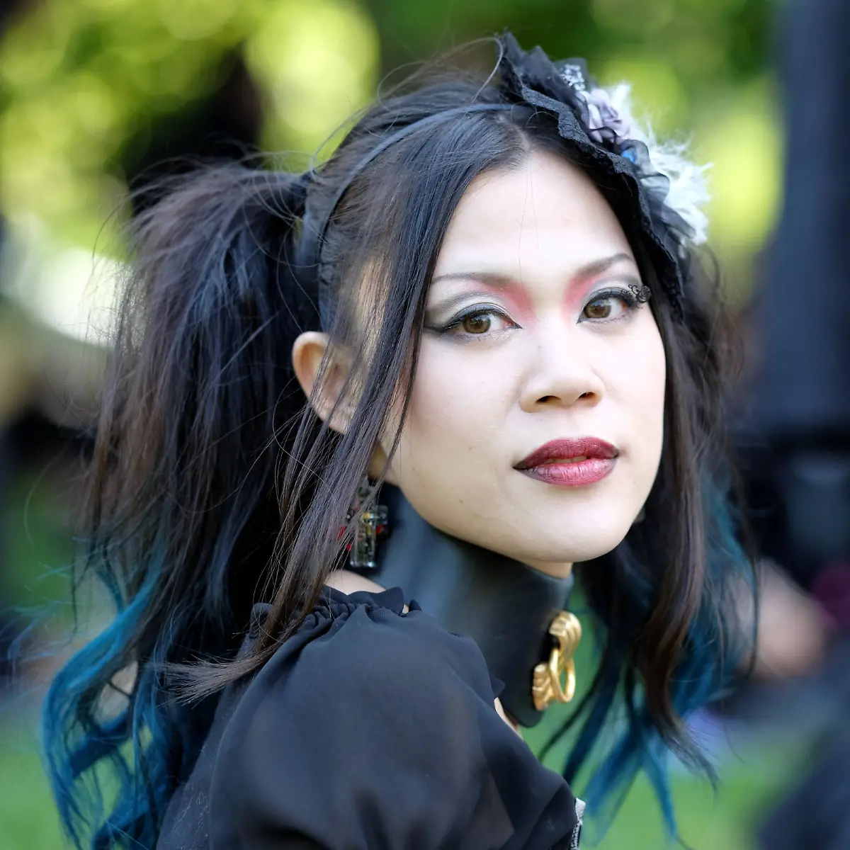 Das-Outfit-dieser-Besucherin-dagegen-wirkt-fuer-Aussenstehende-vermutlich-noch-am-alltagstauglichsten