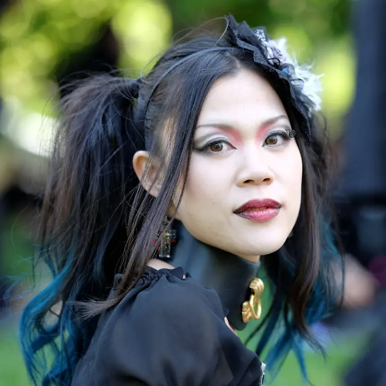 Das-Outfit-dieser-Besucherin-dagegen-wirkt-fuer-Aussenstehende-vermutlich-noch-am-alltagstauglichsten