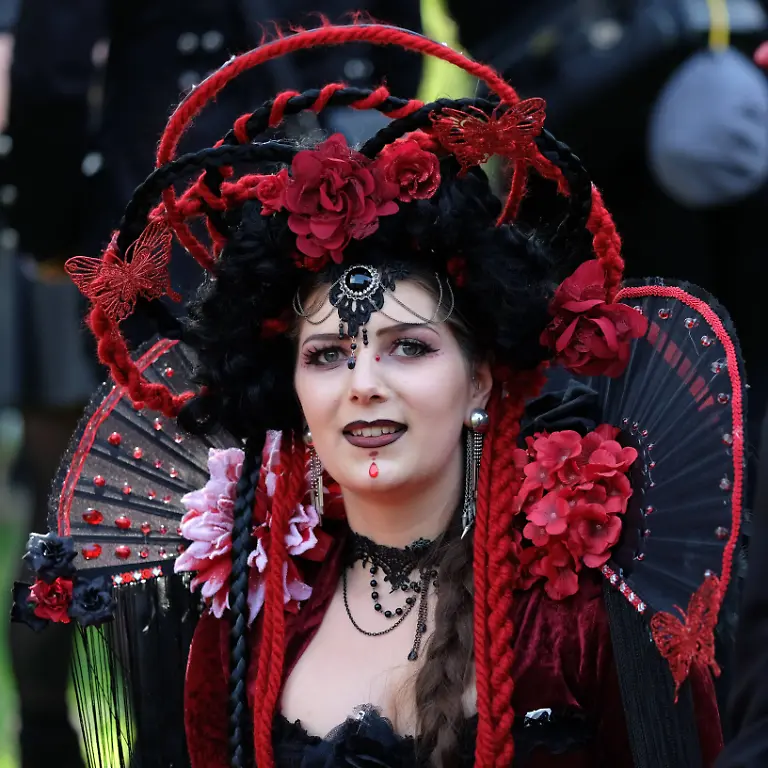 Diese-Besucherin-betoert-im-viktorianischen-Stil-mit-roten-Kontrasten