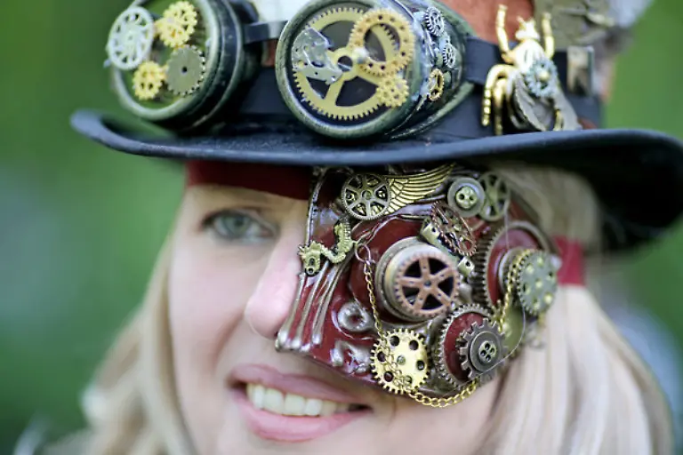 Steampunk-Tanja-aus-Heppenheim-mit-einer-aufwendig-designten-Augenklappe