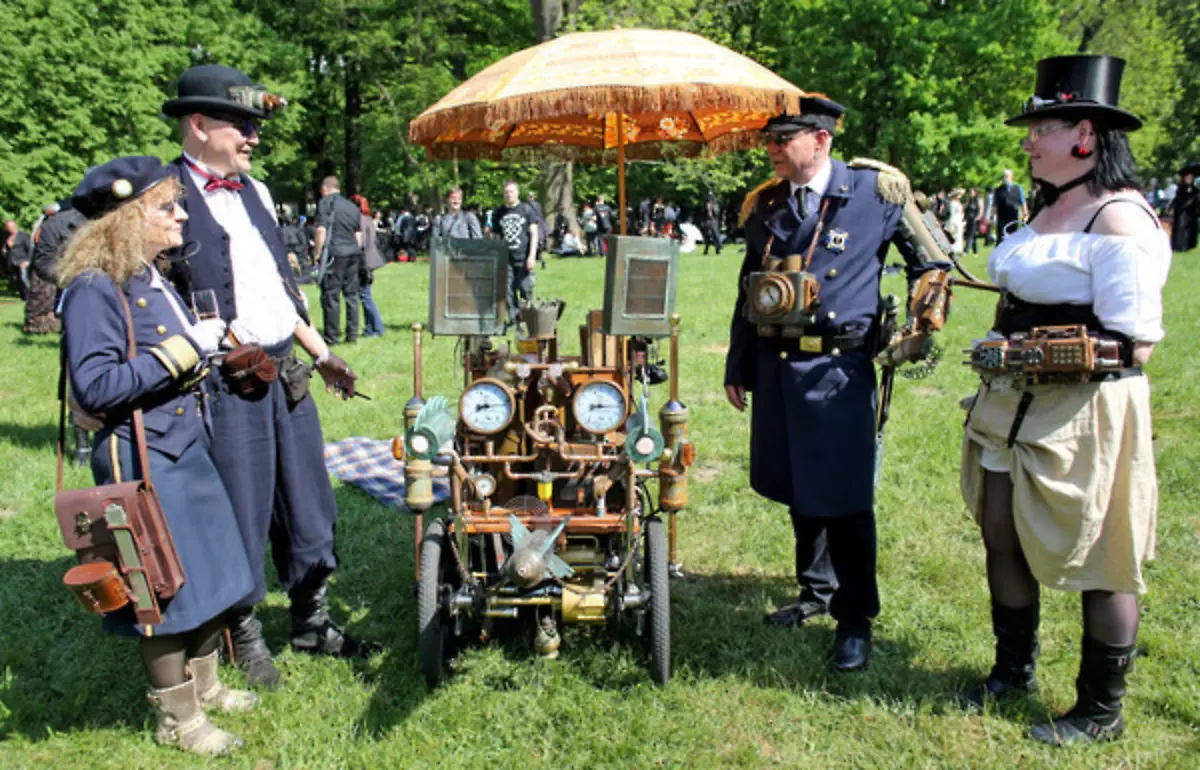 Wie-aus-der-Zeit-gefallene-Menschmaschinen-so-wirken-die-Steampunks-auf-dem-WGT-Steampunk-ist-die-Idee-was-gewesen-waere-wenn-sie-im-Viktorianischen-Zeitalter-schon-unsere-Technik-gehabt-haetten-erklaert-Thomas-3-v-l-Mit-seinen-Freunden-hat-der-Dresdner-Nautlilaus-mit-aufs-WGT-gebracht-ein-Waegelchen-das-Musik-spielt-und-mit-allerlei-aelteren-technischen-Apparaturen-bestueckt-ist-Es-sei-eine-Hommage-an-Jules-Vernes