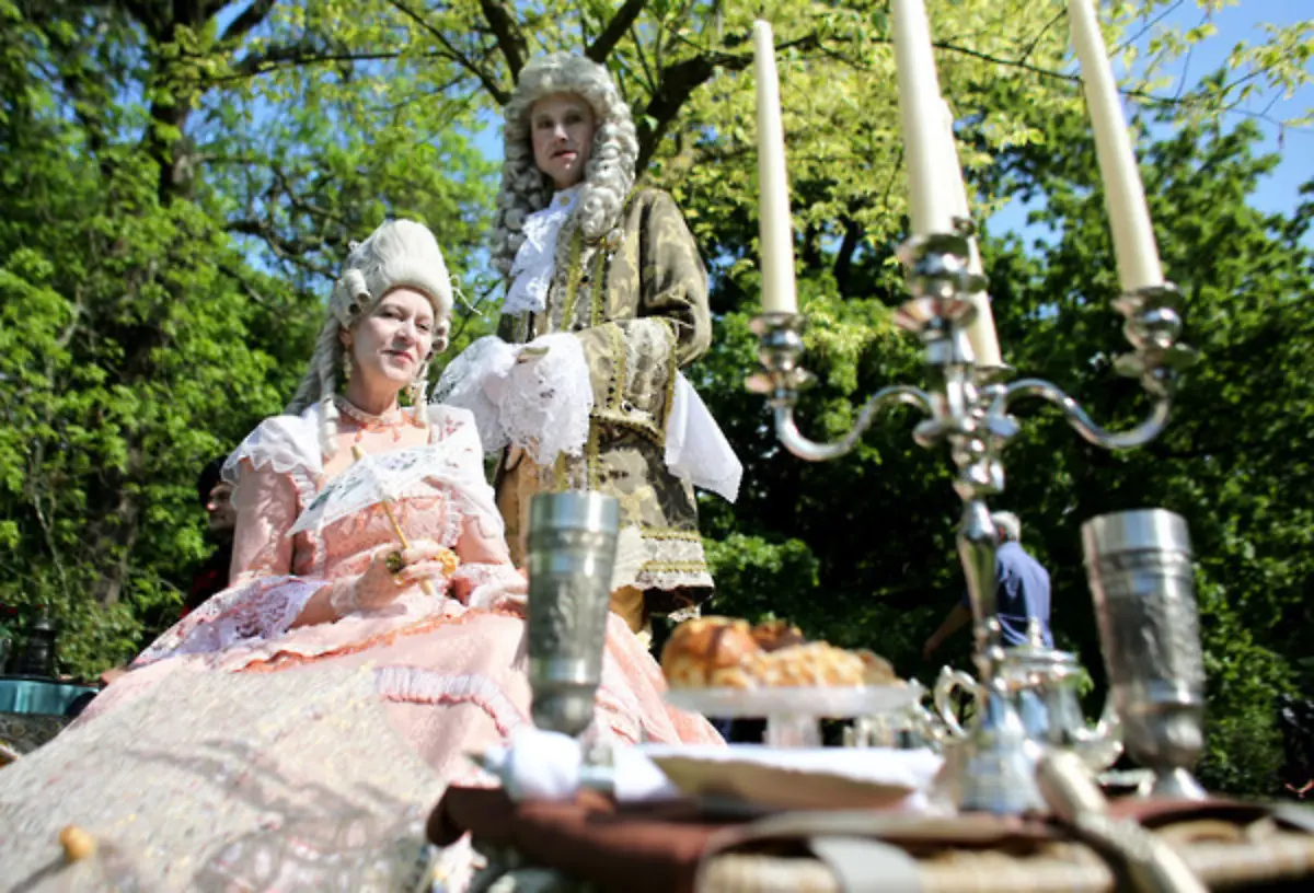 Der-deutsche-Adel-kommt-auch-auf-das-WGT-Manuela-und-Mike-zum-Beispiel-vertreten-ihn-in-opulenten-Barock-Kostuemen-mit-Lockenperuecke-und-weiss-gepuderten-Gesichtern