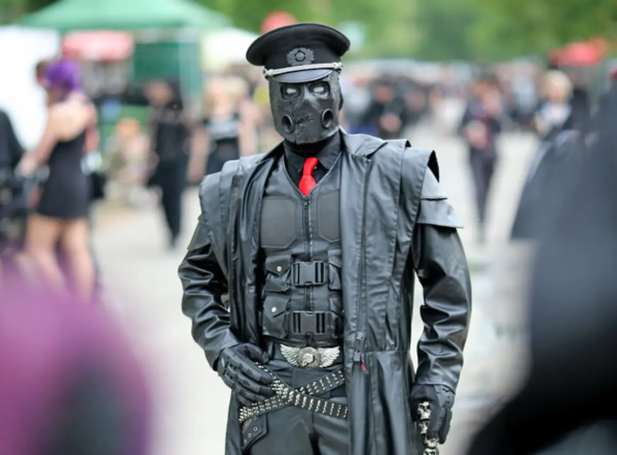 Thomas-aus-Chemnitz-hat-sich-in-eine-futuristisch-unheimliche-Uniform-geworfen