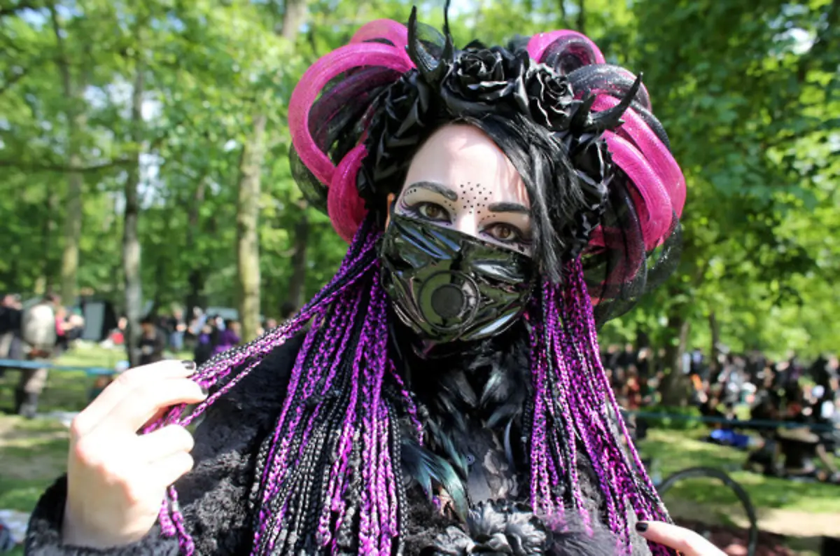 Viel-Lack-hautenge-Kleidung-und-Peruecken-mit-Plastik-Schlaeuchen-in-Signalfarben-Cybergoth-Cindy-ist-aus-Moers-gekommen