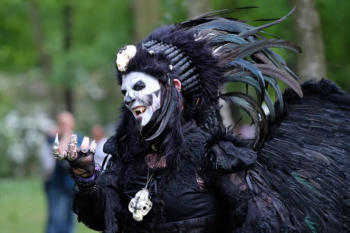 Ein-Besucher-des-25-Wave-Gotik-Treffens-mit-aufwendigem-Federschmuck