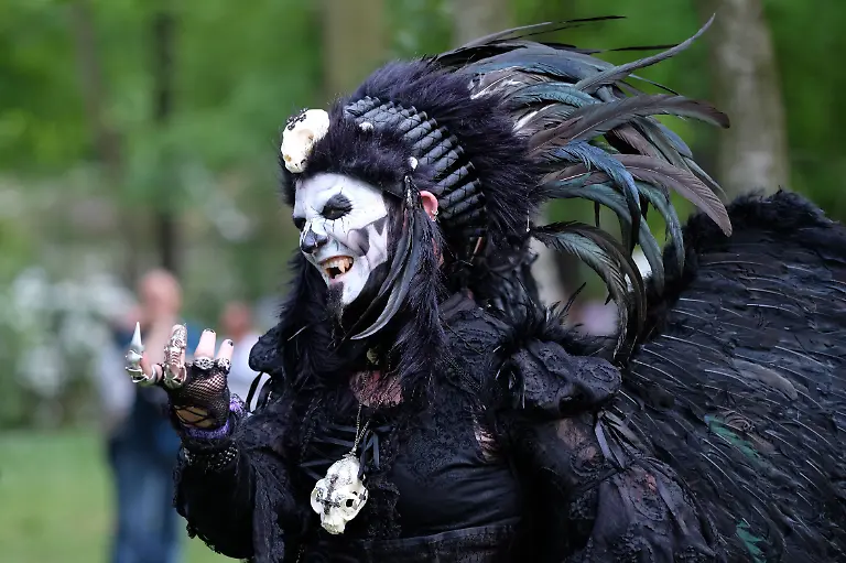 Ein-Besucher-des-25-Wave-Gotik-Treffens-mit-aufwendigem-Federschmuck