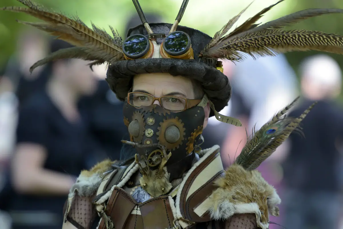 Masken-sind-ein-wichtiges-Element-in-der-Szene-aber-ein-bisschen-gruselig-ist-es-schon-wenn-die-Maskenmaenner-und-frauen-des-Weges-kommen
