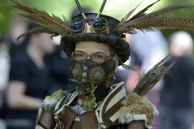 Masken-sind-ein-wichtiges-Element-in-der-Szene-aber-ein-bisschen-gruselig-ist-es-schon-wenn-die-Maskenmaenner-und-frauen-des-Weges-kommen
