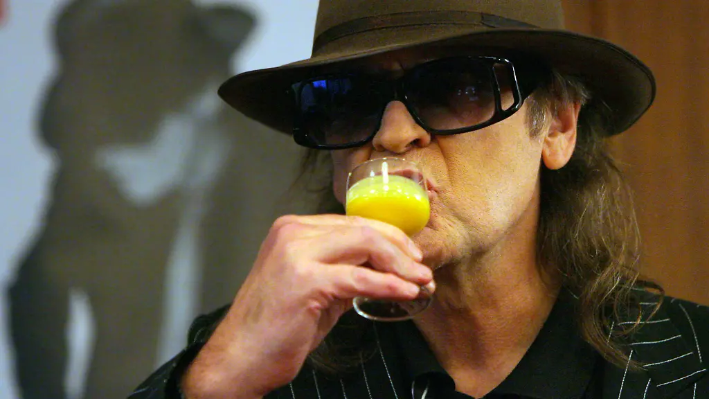 93a6925e7bb9ae443dbfe6c83303302f