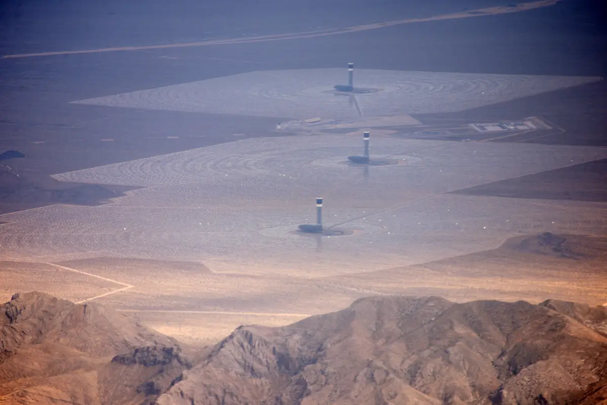 Ivanpah-Solar-Power-Facility-from-the-air-2014