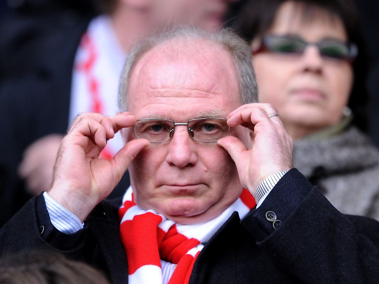 Späte Wortmeldung: Bayern-Präsident Uli Hoeneß erneuert seine Kritik an FIFA-Präsident Joseph Blatter und nimmt sich dabei auch DFB-Boss Theo Zwanziger zur Brust.