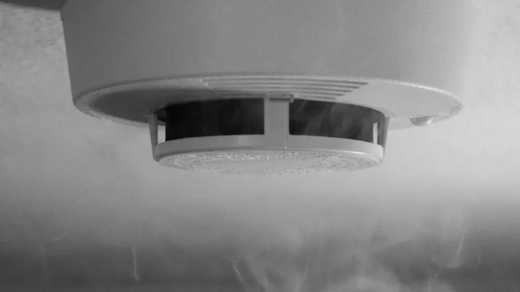 Dringt-Rauch-von-einem-Zimmerbrand-in-den-Rauchmelder-ein-ertoent-ein-lauter-Alarmton-Am-13-Mai-ist-Rauchmeldertag