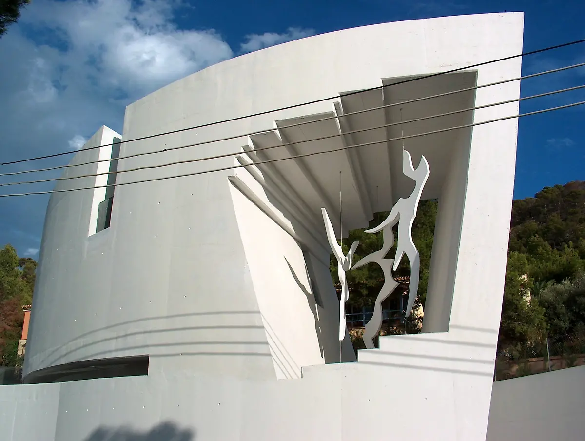 Erstes-von-L-entworfenes-Privathaus-Mallorca-2-Flying-Objects-im-Open-Window