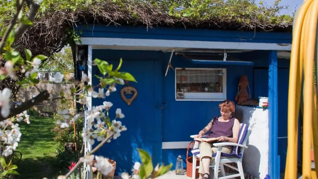 Entspannt-im-eigenen-Garten-sitzen-das-wollen-viele-Doch-man-muss-ein-Wochenendgrundstueck-nicht-gleich-kaufen-Pachten-ist-oft-guenstiger