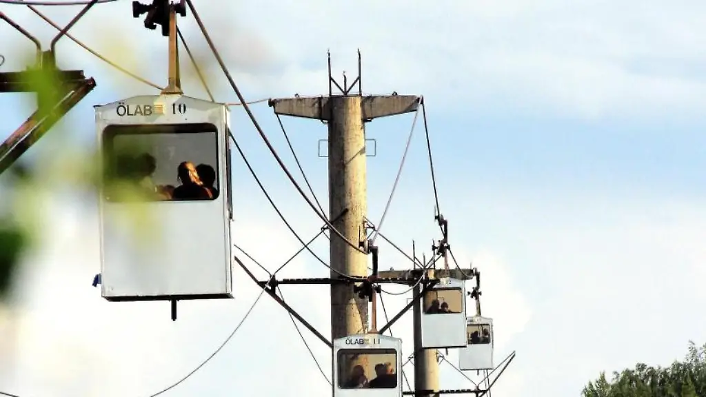 Viel-Einsamkeit-Ueber-Seen-und-Waelder-gondelt-die-Linbanan