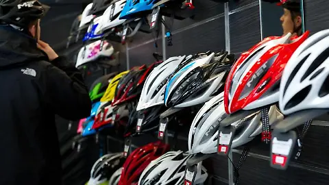 Wer braucht welchen Fahrradhelm?: Airbag-Schal oder Hauch von Nichts -  ntv.de